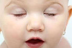 Mata yang sering berkedip di sebut blepharospasm. 7 Cara Membaca Pikiran Lewat Mata Satria Baja Hitam