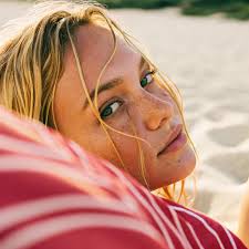 Picture 1 is original, the Picture 2 is with Color and Beautywork to make  her less artificial. I know there's a bugged hair