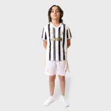 كشفت صديقة نجم دفاع نادي يوفنتوس الإيطالي، دانييلي روغاني، عن أنها حامل في الشهر الرابع، وذلك بعد يومين على إعلانها أنها مصابة بمرض كورونا مثل روغاني. Juventus 2020 2021 Kids Home Kit Mitani Store