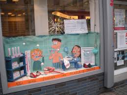 Die Online Community Wahlte Das Apotheken Schaufenster Der West Apotheke Schaufenster Apotheke Schaufensterdeko
