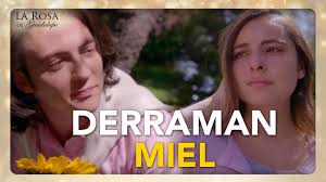 En #LaRosa 🌹: Oriana se ha quedado sin padres, pero cuenta con la compañía  de su novio, quien la ama profundamente ❤️‍🩹🥹