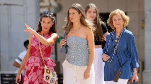 Letizia, Leonor, Sofía y la reina Sofía, en un mercadillo en Palma: los  detalles