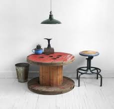 Comment décorer le banc en palette quand on veut souligner sa texture authentique ? Touret Table Basse Et Tabouret Inspirations De Deco Recup