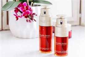 Descubre la última generación antiedad double serum de clarins a base de extracto de cúrcuma. Say Hello To Clarins Brand New Double Serum