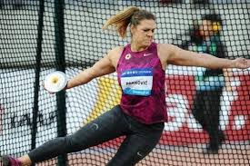 The most important time to keep to your discus is in the middle of the throw. Throwholics Discus Throw World Athletics Muscular Women