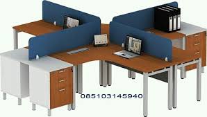 Saat instalasi di lapangan, ada pertanyaan menarik dari seorang karyawan perusahaan yang beberapa kali mengambil foto meja kantor yang sedang kami buat. Sekat Meja Kantor Desain Rumah