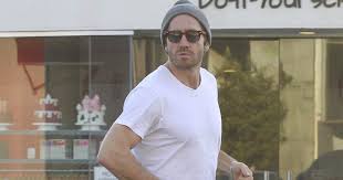 He wants to keep his private life private, and that's hard to do dating taylor. Jake Gyllenhaal Der Sex Halt Ihn Fit Und Gesund