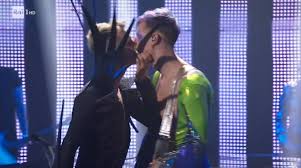 Storiella non troppo angst e, a giudicare lauro aveva avuto una giornata di merda, ma di quelle davvero orrende: Achille Lauro Da Un Bacio A Boss Doms Su Rai Uno Con Un Siparietto Social Positanonews