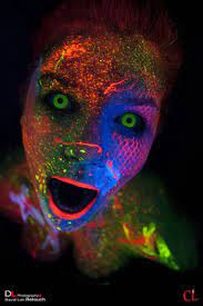 Pour les distinguer, il n'y a il n'y a pas besoin de lumière noire car ce type de vernis brille quand on est dans le noir. Tutoriel Maquillage Fluo Neon Christellelays Com