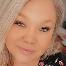 Kendra Waller's Instagram, Twitter & Facebook