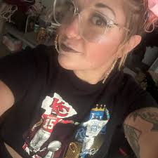 Alright. I haven't found myself a barber here yet and I was wondering if  anyone knew of a barber cold with the clippers??? every time I try to get a  fade I