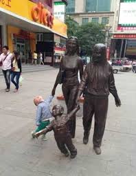 People Having Fun With Statues 42 Photos Klyker Com Fun With Statues Funny Babies People Having Fun