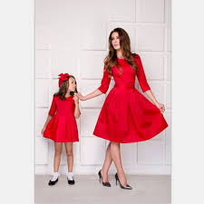 Dopo aver visto infinite volte quelle 'maledette' pubblicità di siti che vendono vestiti molte di voi mi chiedono consigli per outfit battesimo mamma e bimba uguali o mamma e figlio. Acquista Mommy And Me Madre Figlia Abiti Famiglia Abiti Eleganti Del Partito Mamma Mamma E Figlia Abito Da Sera Famiglia Vestiti Uguali Y19051103 A 14 06 Dal Qiyue06 It Dhgate Com