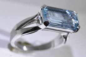 Bague pour femme sertie d'une pierre d'aigue marine de forme ovale et dont les dimensions elle est disponible aussi bien en or blanc 18 carats, or jaune et or rose. Bague Aigue Marine Or Blanc Bijouterie Griffon