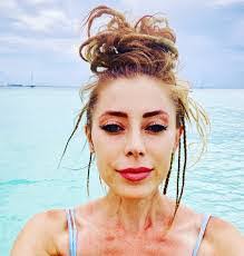 Nina Hays's Instagram, Twitter & Facebook