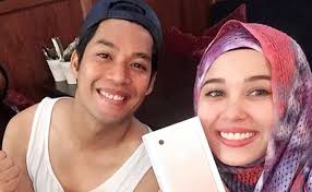 Beliau dikenali menerusi watak lakonannya sebagai munirah dalam drama kau yang terindah. Emma Maembong Kini Intim Dengan Ahli Perniagaan