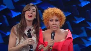 Ormai un mito vivente e simbolo della canzone italiana pop ma raffinata, ornella in un'altra lucio ardenzi la teneva in braccio e lei rideva. Ornella Vanoni Nonna La Nipote Camilla Ardenzi E Il Duetto Con Lei