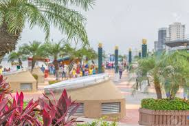 GUAYAQUIL, ECUADOR - OCTUBRE - 2015 - Escena Urbana En El Famoso Malecón  2000 Situada En La Orilla Del Río Del Río Guayas En La Ciudad De Guayaquil,  En Ecuador. Fotos, Retratos,