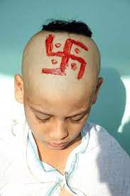 Je dis bien « sens », car à la différence de la croix gammée nazie, la svastika hindoue « dextrogyre » (tourne à droite, dans le sens des aiguilles d'une montre) est représentée verticalement, alors que la croix gammée du 3 ème reich est inclinée à gauche… Svastika Definition Und Synonyme Von Svastika Im Worterbuch Franzosisch