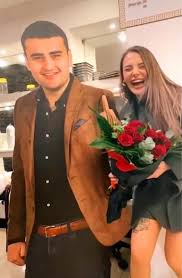 Usta (pınar), hülya kalebayır çelik (ayla), merve oflaz (bahar), can başak (arif müdür), boğaç aksoy (volkan). Czn Burak In Sevgilisini Gorenler Saskina Dondu