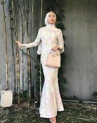 Berikut adalah beberapa model dress dengan bahan brokat terbaik yang dapat disesuaikan dengan momen anda: Model Baju Gamis Duyung Terbaru 2019 Pakaian Wanita Bunga Gaun Pengiring Pengantin Gaun Vintage