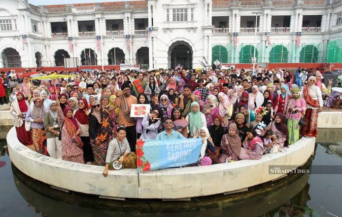 Keretapi Sarong: 2,000 turn Ipoh station into a colourful Malaysia Day  celebration