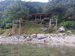Tempat ini menyuguhkan pesona lampuuk dari. Bersantai Di Pantai Momong Yang Bersembunyi Di Balik Bukit Kanal Aceh