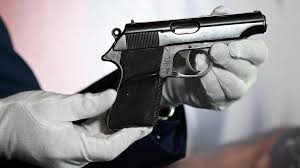 Voir plus d'idées sur le thème pistolet, pistolets, armes. Le Pistolet De Sean Connery Dans Le Premier James Bond Vendu 256 000 Dollars Aux Encheres Soirmag