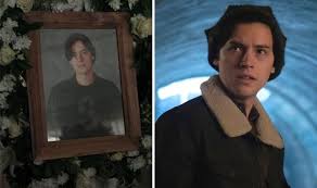 Archie und seine clique müssen nicht nur sex, liebe, schule und familie meistern, sondern werden in riverdale ganz nebenbei auch noch in ein dunkles geheimnis verwickelt. Riverdale Season 4 Spoilers Will Jughead Jones Die Next Week Tv Radio Showbiz Tv Express Co Uk