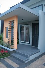 Natural berarti mengusung berbagai tanaman berukuran kecil dalam pot duduk maupun gantung, sementara kontemporernya berupa desain pintu maupun beranda di depannya terlihat. Desain Teras Rumah Depan Ide Rumah Minimalis 2019