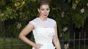 Beatrice s full name is beatrice elizabeth mary so beatrice was wearing the queen mary fringe tiara on loan from queen elizabeth. Prinzessin Beatrice Hat Sich Ih Brautkleid Von Queen Elizabeth Ii Geliehen