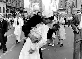 Poster, plakate, wandbilder, tapeten, merchandise, kleidung, tassen & geschenke! Ww2 New York Kiss Vj Day Poster By Pixelbase Displate