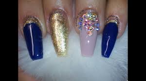 Se caracteriza por un estilo innovador y la constante. Unas Acrilicas Azules Con Dorado Youtube