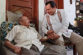 Tuve el gusto de visitar a Don Miguel Canto Solís, quien ha sido uno de los  yucatecos que ha puesto en alto el nombre de nuestro Estado. Le entregamos  un reconocimiento conmemorativo