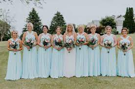 Des nombreux modèles (satin, soie, mousseline, taffetas), livraison gratuite. Comment Choisir Les Robes De Demoiselle D Honneur De Campagne 5 Suggestions Pour Un Mariage Rustique Babaroni Bridesmaid Dresses Gowns Wedding Dresses Gowns Babaroni Blog