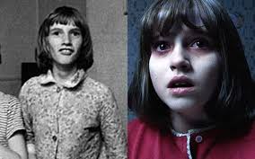 Essa é a verdadeira Janet Hodson, ao lado da atriz que interpreta a  personagem em Invocação do mal 2. Ao lado vemos cenas de janet possuída e  da sua família....