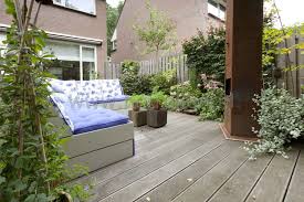 tuinontwerp en tuinaanleg hovenier eindhoven helmond met houten vlonder en loungebank met terrashaard in een kleine tuin tuinontwerp tuin buitendecoraties