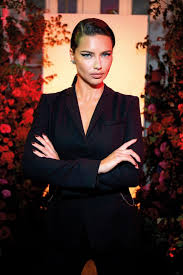 In 2009 she married basketball star marko jaric in a small private ceremony. Adriana Lima At Vogue Fashion S Night In Flair Magazine