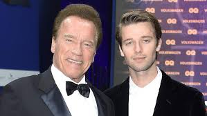 Американский культурист и актер, бывший губернатор калифорнии арнольд шварценеггер (arnold schwarzenegger), полное имя арнольд алоис шварценеггер. Doppeltes Schwarzeneggerchen Arnie Und Sohn Stehen Auf Partner Look N Tv De