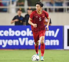 Cầu thủ văn hậu có mặt trên hàng ghế đầu, theo dõi chung kết hoa hậu việt nam tối 19/11 nhưng từ chối cho biết đến cổ vũ ai. Tiá»ƒu Sá»­ Ä'oan VÄƒn Háº­u Sinh NÄƒm Bao Nhieu Va Thong Tin Sá»± Nghiá»‡p