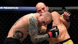 Anthony smith says that he suffered numerous injuries in wednesday night's bout with glover teixeira. Ufc Fighter Anthony Smith Hands Teeth To Ref As He S Obliterated By Glover Teixeira Sporting News