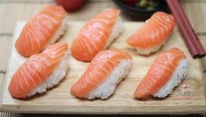 Sushi Au Saumon Cru Nigirishushi Saumon Maki Sushi Recette Sushi Saumon Recette Sushi Saumon Recettes De Cuisine