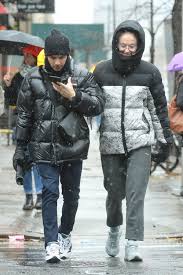 Para la alfombra roja, la actriz ha elegido uno de los atuendos más llamativos de la alfombra roja y que, curiosamente, nos queda bien a todas. Pin On Sophie Turner