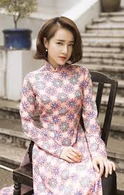 Tà áo dài truyền thống thường gắn liền với mái tóc buông xõa tự nhiên. Nha PhÆ°Æ¡ng Khac Láº¡ Khi Ä'á»ƒ Toc Ngáº¯n Diá»‡n Ao Dai Gáº¡ch Bong 7 Ao Dai Thá»i Trang Nha