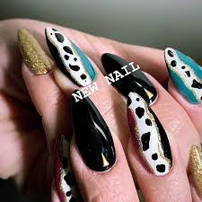 nana さんはinstagramを利用しています ずっと裸だったnailを久しぶりにアートしました 長さ出しもしたから疲れた 右手やるの神経使うからアニマル柄が楽 笑 牛なのかダルメシアンなのか ネイル セルフネイル アニマル柄 ダ nails dots
