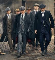 Peaky blinders is a british period crime drama television series created by steven knight. Peaky Blinders Como Se Vestir Com O Estilo Da Serie