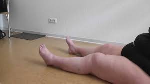 Die maschinelle lymphdrainage ist eine wohltat für jeden, der das gefühl von schmerzenden oder schweren beinen kennt. Eigenubung Lymphdrainage Der Beine Youtube