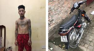 Đối tượng xăm trổ lao xe máy tông gục CSGT trên đường