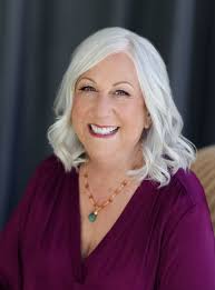 Leslie Dougherty's Instagram, Twitter & Facebook