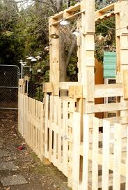 Zimmerpflanzen sind nicht nur dekorativ, sie befeuchten die luft, produzieren sauerstoff und filtern schadstoffe. Gartenzaun Selber Bauen Aus Paletten Ausgefallene Diy Ideen Fur Den Gartenzaun